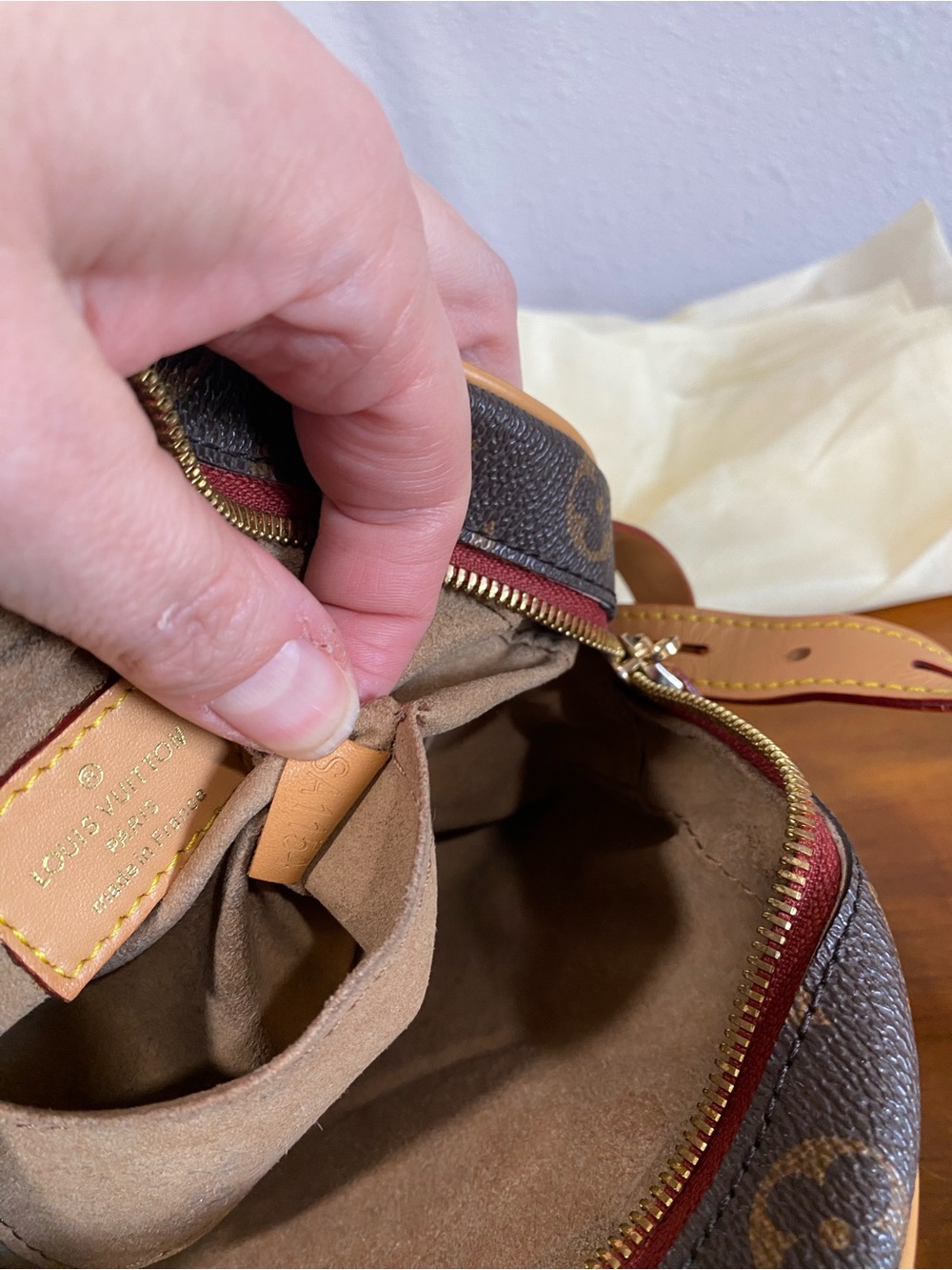 Round Crossbody in Brown and Tan🌺Authenticity Not Guaranteed 🌺 - Picture 12 of 12